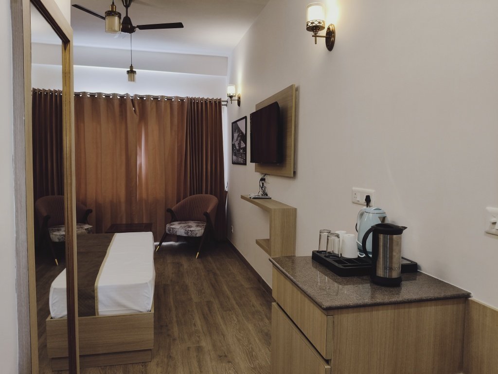 Honeymoon Suite image 3