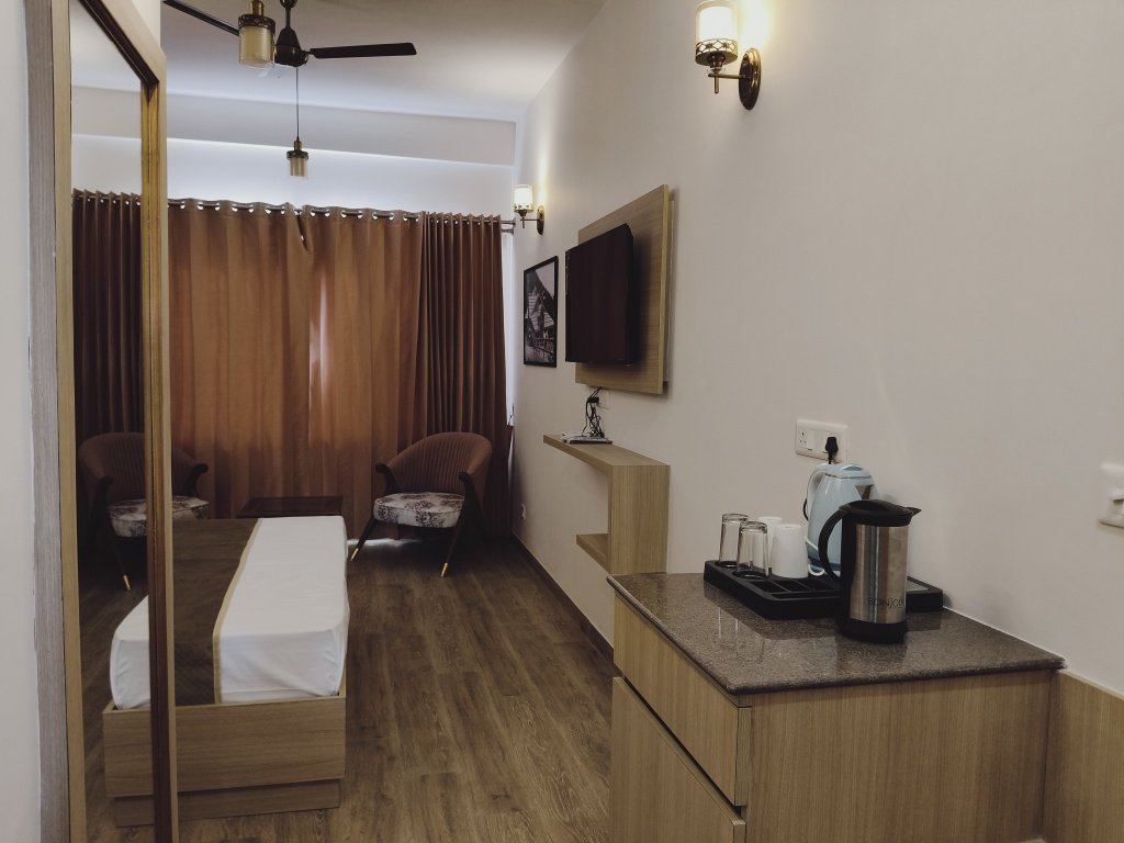 Honeymoon Suite image 4